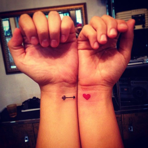 Širdies ir strėlių porų tatuiruotės ant riešo