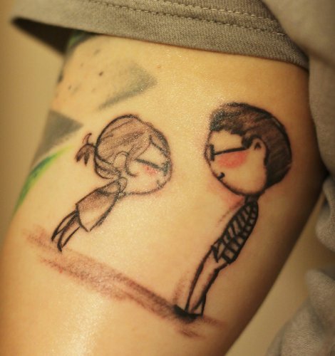 Berniuko ir mergaitės poros tatuiruotės ant viršutinės rankos