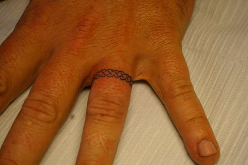 paprasta žiedo pora tatuiruotė