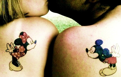 Mickey ir Minnie poros tatuiruotė ant pečių
