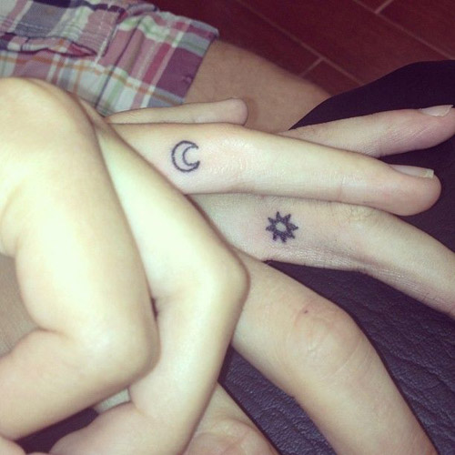 Saulės ir mėnulio poros tatuiruotės ant pirštų