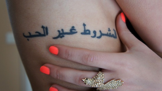 Yandaki Arapça Sözlü Dövme -