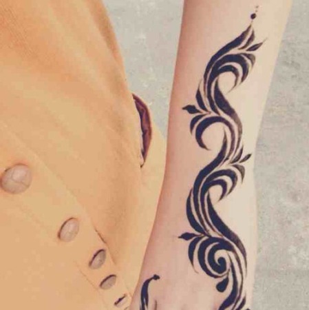 Arabiškas dizainas su juoda henna tatuiruote