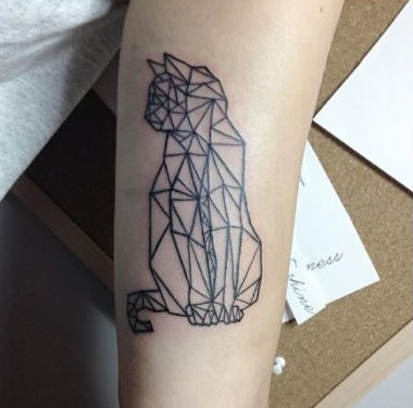 Katės geometrinės tatuiruotės dizainas