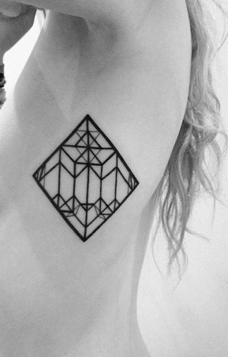 Geometrijos tatuiruotė su linijomis