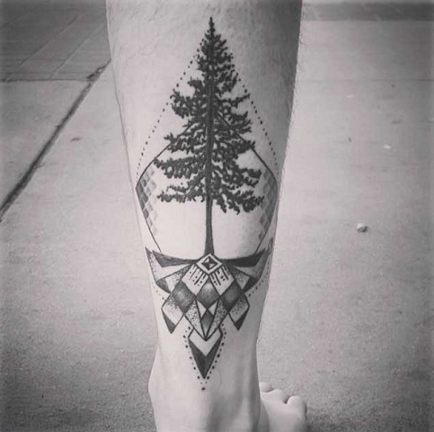 Medis su geometrinėmis figūromis tatuiruotė