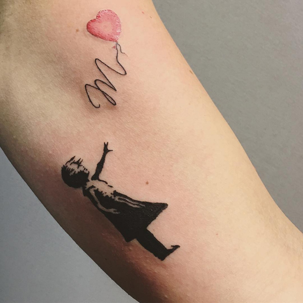 M raidės širdies tatuiruotė