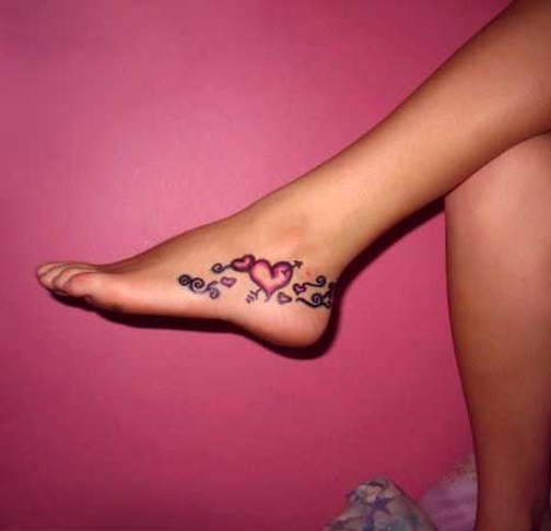Mielas širdies tatuiruotės dizainas ant kojos
