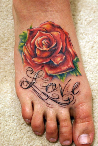 Mylimas rožių tatuiruotės dizainas ant kojos
