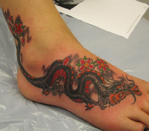 Ugningas drakono tatuiruotės stilius ant kojos