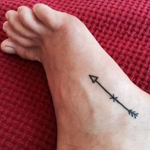 Pėdų strėlių tatuiruotės dizainas
