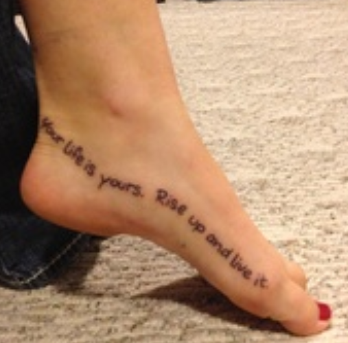 Įkvepiančios citatos pėdų tatuiruotės dizainas