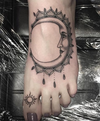 Raminančio mėnulio tatuiruotė ant kojos