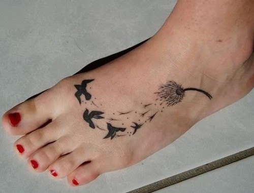 Kiaulpienės tatuiruotės ant kojų