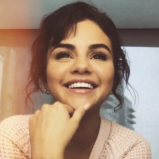 Selena Gomez'in Makyajsız Resimleri 11