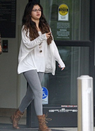 Selena Gomez Makyajsız 19