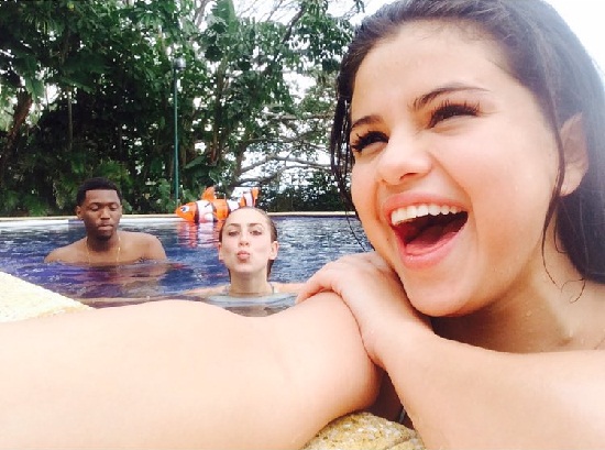 vSelena Gomez Makyajsız 7