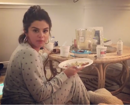 Selena Gomez Makyajsız 13