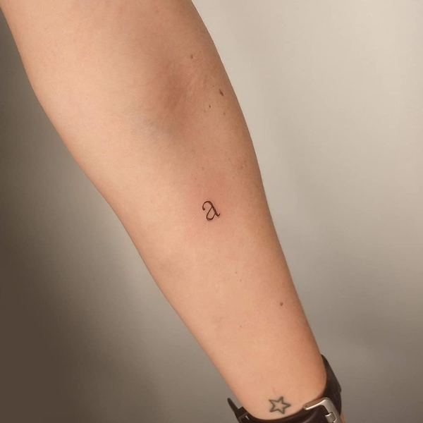 Nedidelis „A“ raidės tatuiruotė
