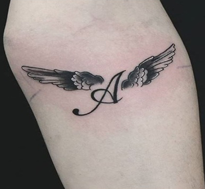Angelo raidės tatuiruotė