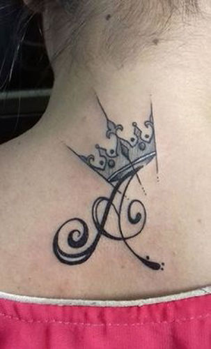 Unikali raidės tatuiruotė ant kaklo