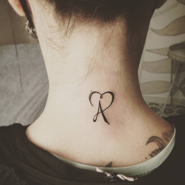 Laiško tatuiruotė ant kaklo