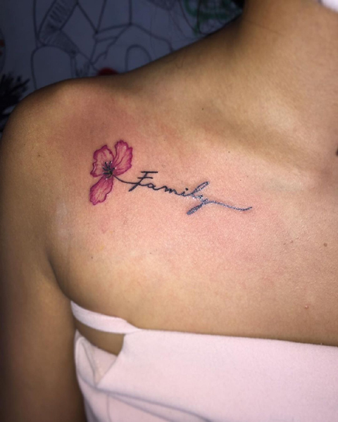 Gėlių F raidžių tatuiruotė