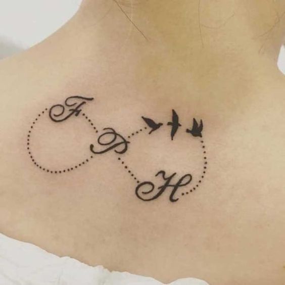 Kelių raidžių tatuiruotė su begalybės simboliu