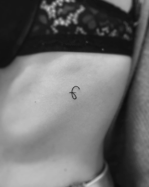 Jausminga F raidžių tatuiruotė