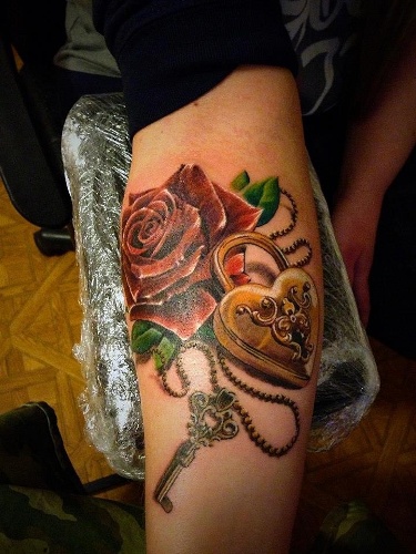 Rožių trukdžių spyna ir raktų tatuiruotė
