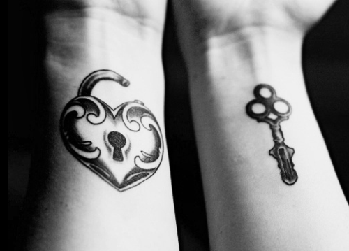 Paprasta užrakto ir rakto tatuiruotė