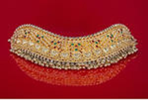 Nusilenkęs „Choker“ karoliai