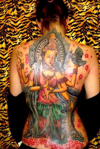 Religinė kūno meno tatuiruotė ant nugaros