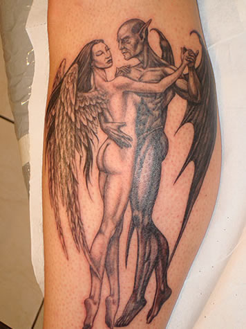 Velniškai atrodantis angelo tatuiruotės dizainas