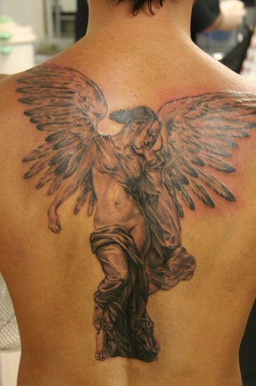 Meninė angelo tatuiruotė nugarai