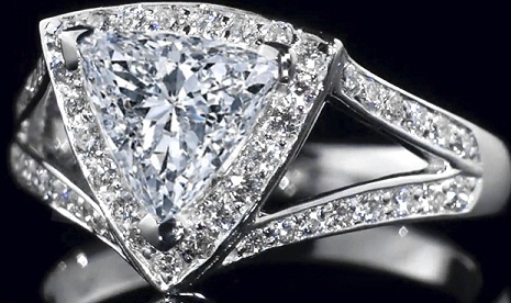 Trikampis didelis deimantinis žiedas