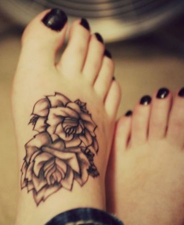 Gėlių tatuiruotės dizaino idėjos kojoms