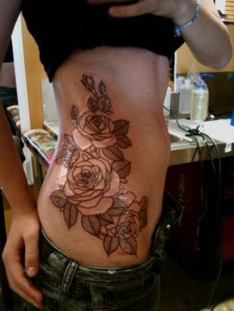 Juodos atspalvio rožių tatuiruotė