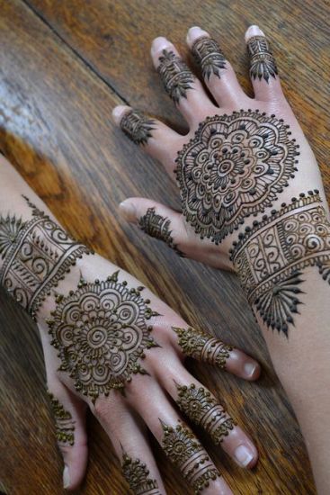 Daireler ile Geleneksel Mehndi Sanat Eseri