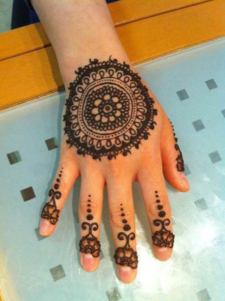 Güzel Siyah Yuvarlak Mehndi Tasarımları