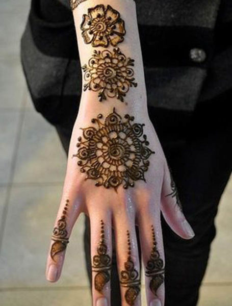 Yuvarlak Çiçek Mehndi Tasarımları