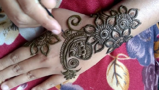 Buds ile Mehndi Yuvarlak Tasarım