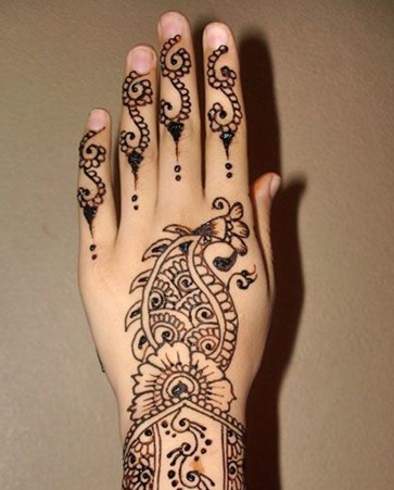 Balıklı Yuvarlak Mehndi Tasarımı