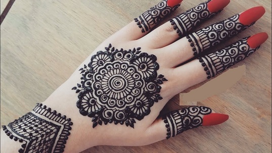Karva Chauth Yuvarlak Şekil Mehndi Tasarımı