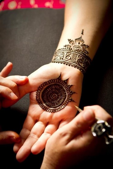 Şık Dairesel Mehndi Deseni