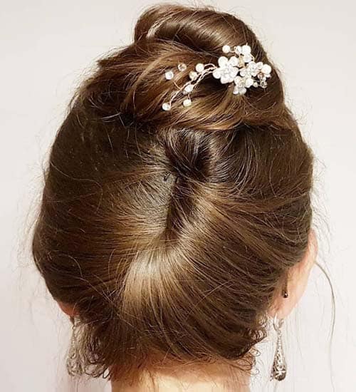 Prancūziška „Twist High Bun“
