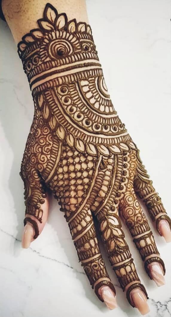 Nugaros rankos Mehendi dizainas