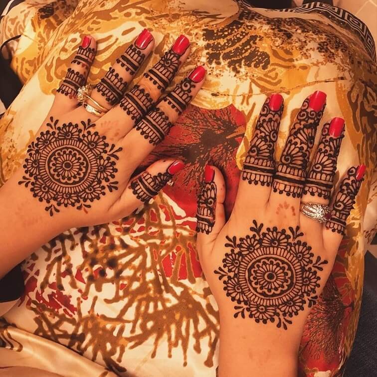 „Mehndi“ dizainai nugarai