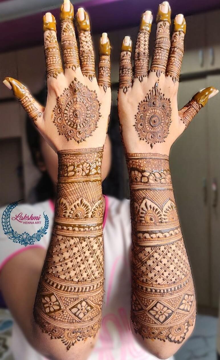 Nuotakos nugaros rankos Mehndi dizainas