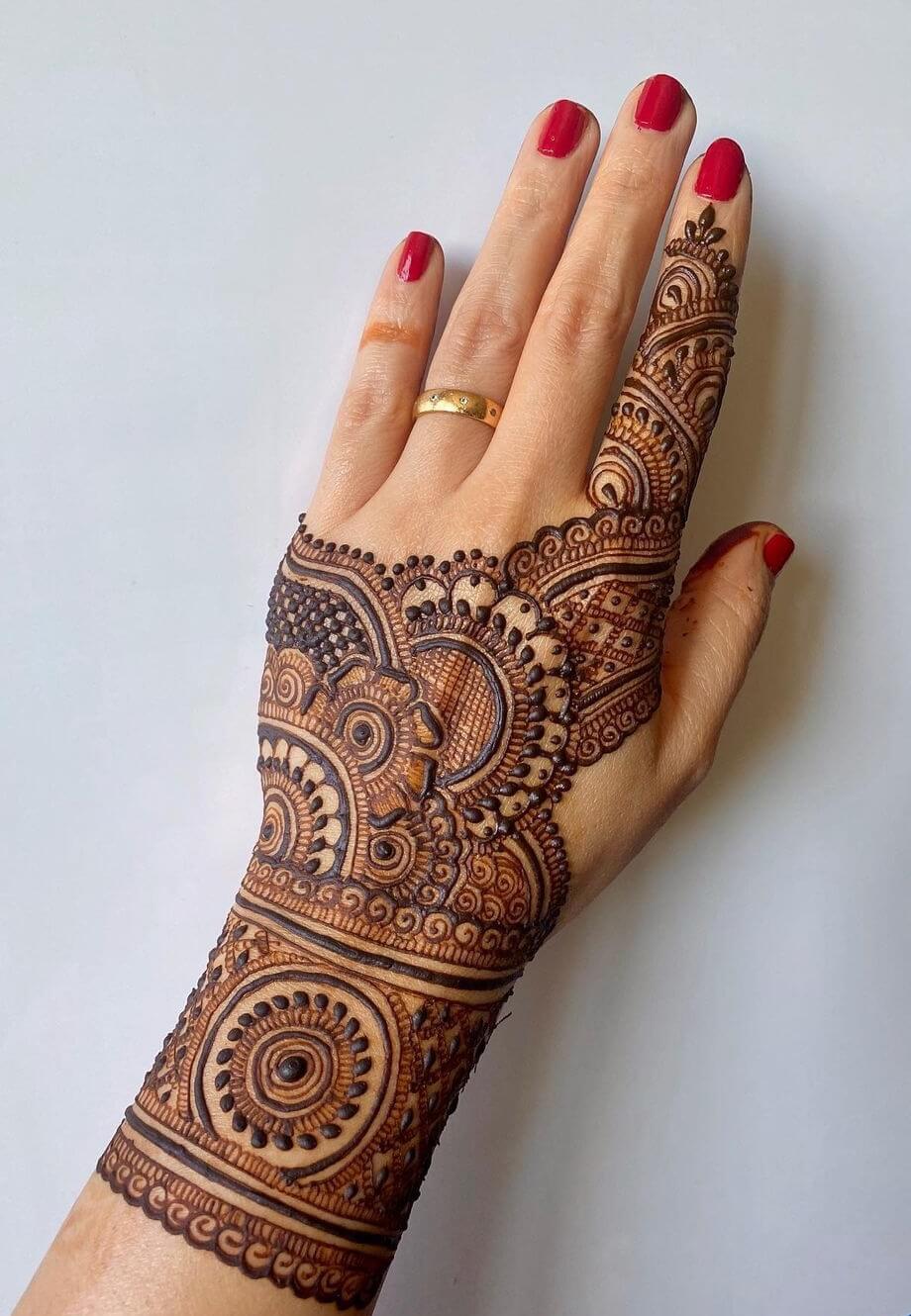 „Arabic Fusion Back Hand Mehendi“ dizainas